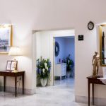 Hotellin vastaanotto ja aula