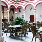 Hotellissa on kaunis andalusialainen sisäpiha