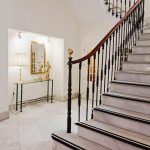 Hotellin vastaanotto ja aula