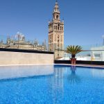 Hotellin kattoterassi ja -allas