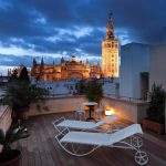 Hotellin kattoterassi ja -allas