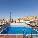 Hotellin kattoterassi ja -allas