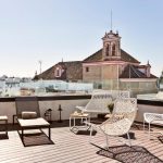 Hotellin kattoterassi ja -allas