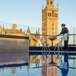 Hotellin kattoterassi ja -allas