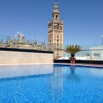 Hotellin kattoterassi ja -allas