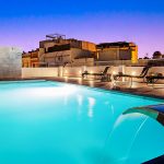 Kattoterassi ja uima-allas