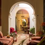 Hotellin vastaanotto ja yleisiä tiloja