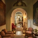 Hotellin vastaanotto ja yleisiä tiloja