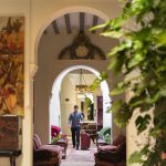 Hotellin vastaanotto ja yleisiä tiloja