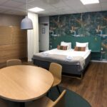 2 hengen huone kerrossängyllä