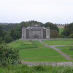 Linna komeilee vihreän nurmikon päässä.