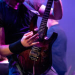 Mies soittaa kitaraa.