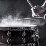 Mies soittaa soitinta.