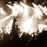 Ihmisiä heilumassa keikalla.