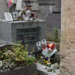 Haudalle on tuotu muistoesineitä ja kukkia.