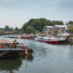 Joessa kelluu veneitä.