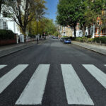 Suojatie raidoittaa Lontoon Abbey Roadia.