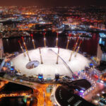 Valkoinen monitoimihalli hohkaa valkoisena hämärtyvässä illassa.