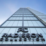 Hotellin julkisivu, korkea rakennus hotellin nimellä