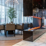 ravintola MEKK, tuoleja ja pöytiä