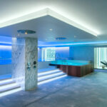 hotellin kylpyläosasto, altaat ja lepotuolit