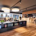 Hotellin viihtyisä oleskelutila