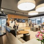 Hotellin viihtyisä oleskelutila