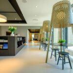 Hotellin viihtyisä oleskelutila