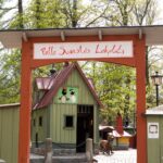 Vihreä talo leikkipuistossa.