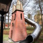 Rakennuksesta lähtee putkiliukumäki.