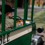 Lapsi ohjaa pikkujunaa.