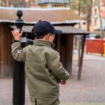 Lapsi nojailee kaiteeseen.