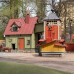 Virhreä puutalo komeilee leikkipuistossa.