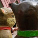 Kissapatsailla on punainen ja vihreä kaulapanta.