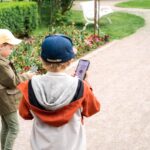 Lapsilla on puhelimet käsissään.