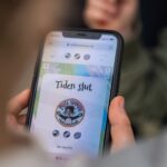 Lapsi pelaa mobiilipeliä puhelimella.