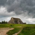 Kivitalon rauniot kukkulan laella