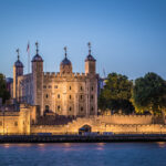 Lontoo Tower iltavalaistuksessa