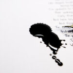 Paperia koristaa musteläiskä.