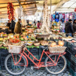 Polkupyörä markkinakoju edessä