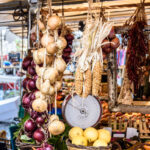 Vihanneksia myynnissä