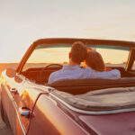 Pariskunta avoautossa