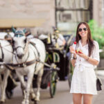 Valkoiset hevoset vetävät kärryjä