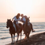 Kaksi ratsukkoa rannalla