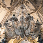 Ihmisen luita kattokruunussa