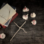 Kirja, risti ja valkosipulia