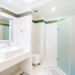 Junior-sviitti omalla uima-altaalla