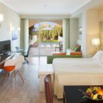 Junior-sviitti omalla uima-altaalla