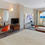 Junior-sviitti omalla uima-altaalla