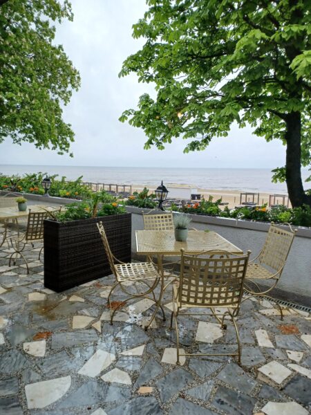 Ruokailua rantamaisemissa